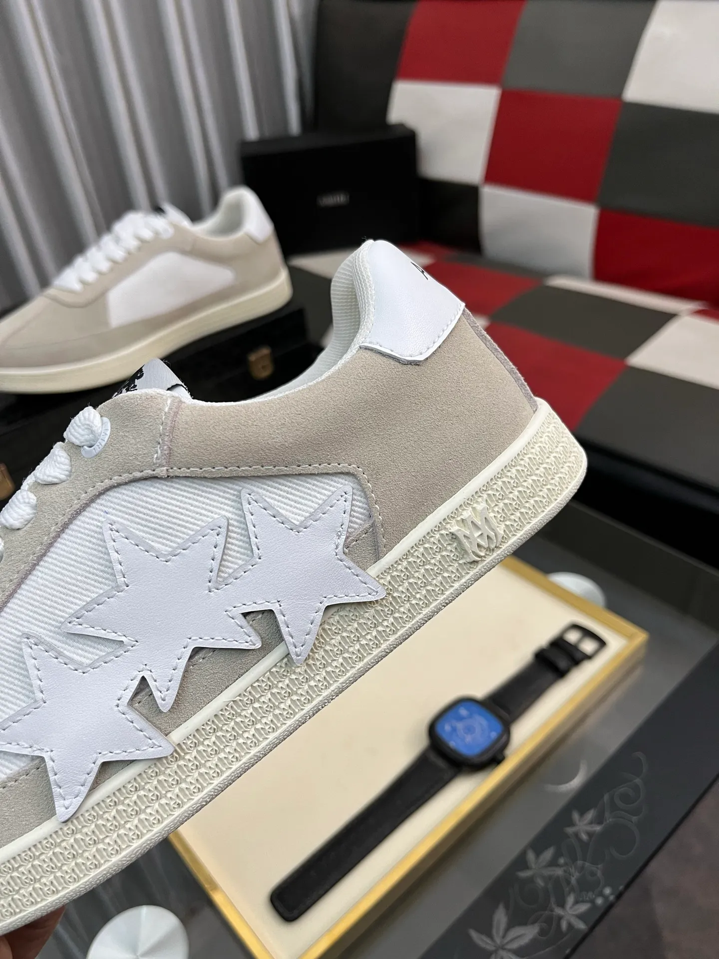 Men's shoes 💰420⌚️⌚️《AMIR*》New men's low-top casual sports sneakers bone shoes, another pair of irresistible bone shoes. Bone shoes are one of AMIRI's most popular items. They use first-layer cowhide uppers. The side bones are made of two cowhide laminations. They have a three-dimensional feel. The leather incisions are all oil-edged. Contrasting color design. Simple style. Fashionable sports. Customized metal LOGO nameplate to embellish shoelaces. Exclusive control of top version. Supports comparison. Breathable mesh lining Original rubber outsole A must-have item for daily leisure Suitable for various occasions Check it out if you are looking for high quality Super cool uppers Size: 38-445️⃣ Colors available